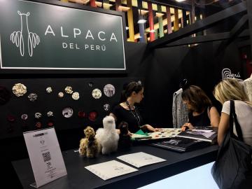 Alpaca del Perú destaca en la principal feria europea de hilados