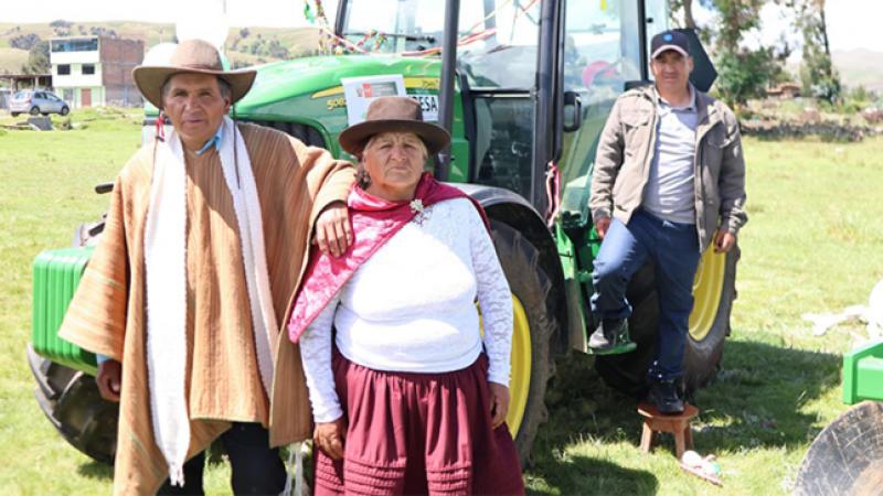 Agroideas entrega 4 tractores y bienes agrícolas a 8 organizaciones agrarias de Ayacucho