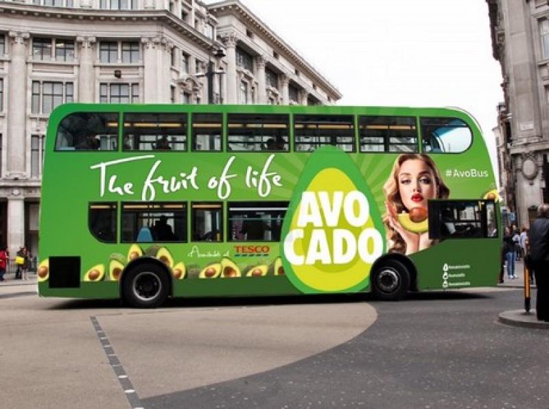 Aguacates se promocionan en autobuses y taxis de Londres