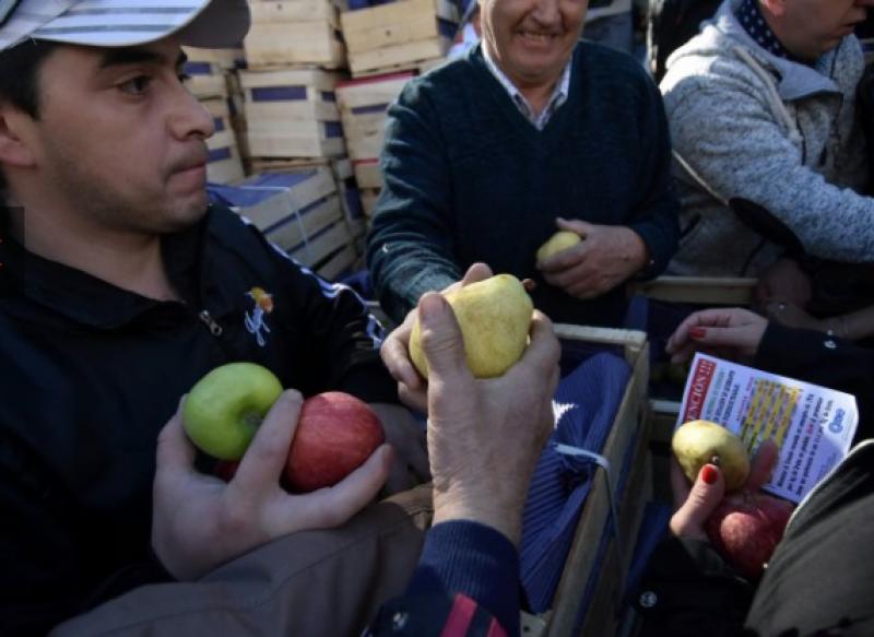 Argentina: productores regalaron 10 mil kilos de manzanas en protesta por desatención del gobierno