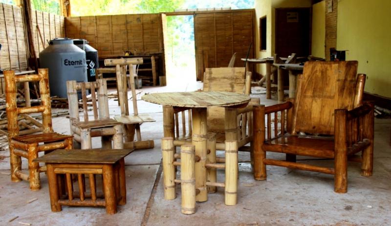 CAPACITAN A ESCOLARES SOBRE EL VALOR AGREGADO QUE PUEDE DARSE A LA CAÑA DE BAMBÚ DE DESCARTE