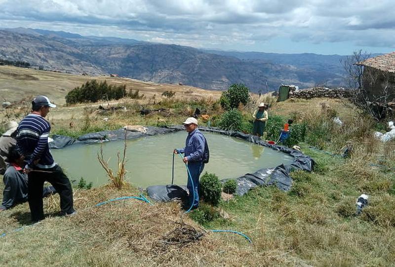 Capacitan en siembra y cosecha del agua a rondas campesinas de Cajamarca