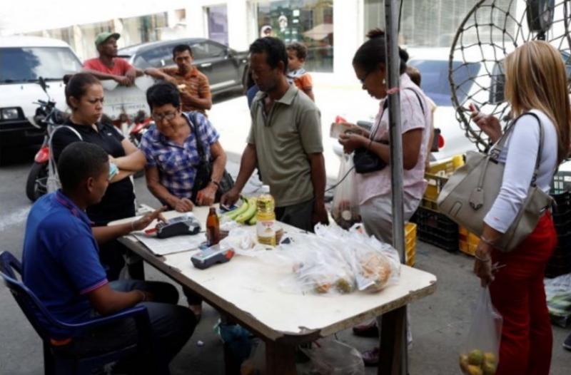 Cucharadas de comida, la última opción de compra en la crisis venezolana