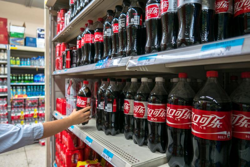 Denuncian que Coca Cola manipuló políticas contra la obesidad en China para no afectar sus intereses