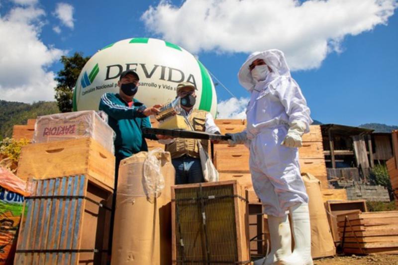 Devida entrega 500 colmenas para la producción de miel en Ayacucho