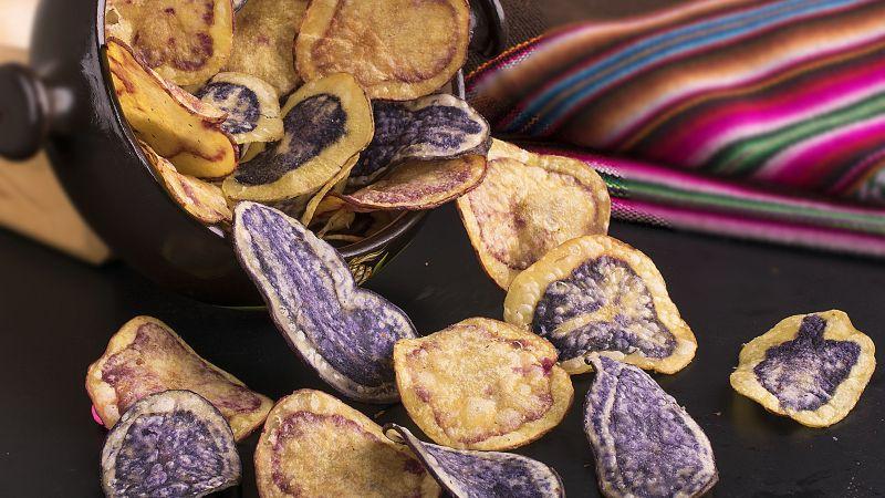 El auge de las hojuelas de papas nativas está mejorando los precios para los pequeños agricultores peruanos