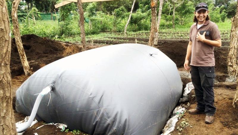 El invento que permite a cientos de ganaderos obtener biogás de residuos animales