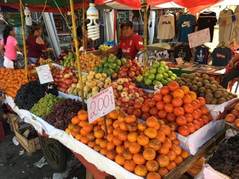 En Perú la mayoría de productos frescos se venden en mercados callejeros locales