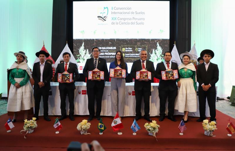 Expertos mundiales comparten en Huamanga tecnologías y experiencias para mejorar calidad del suelo agrario       .