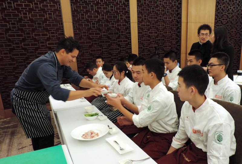 Futuros chefs chinos reciben clase de cocina peruana