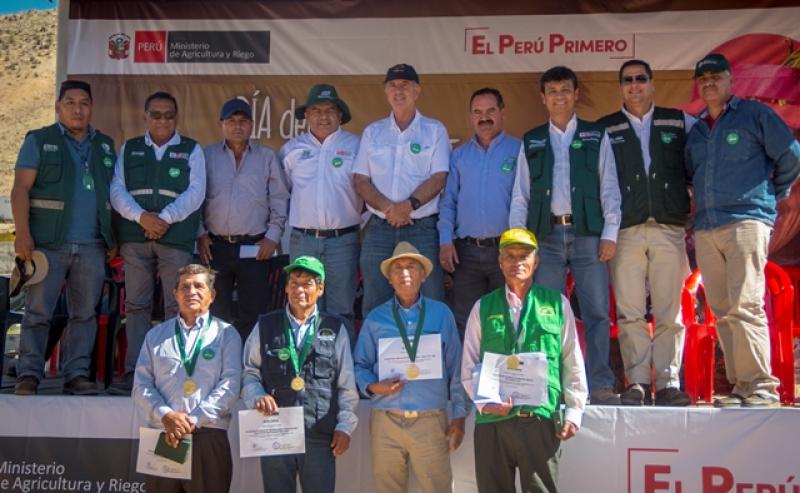 Minagri condecora a productores de Ica y San Martín