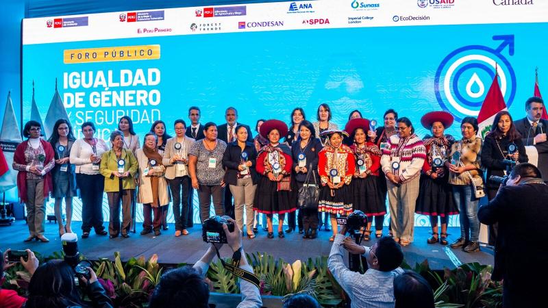 Mujeres peruanas son reconocidas por su aporte a la conservación del agua y ecosistemas