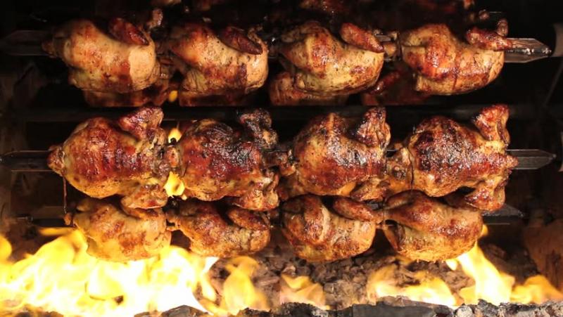 Peruanos consumen pollo a la brasa en promedio dos veces al mes