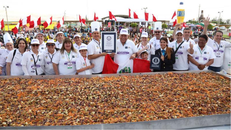 Prepararon la ensalada de aceitunas más grande del mundo en Tacna