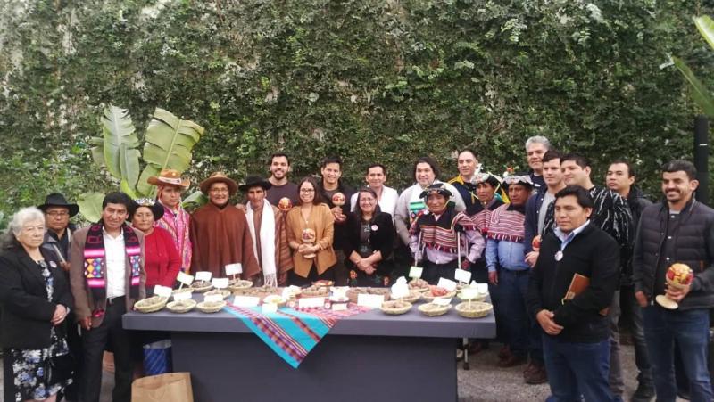 Productores andinos realizan acto de reconocimiento a cocineros