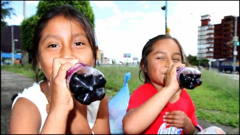 Proponen seguir ejemplo de México y crear impuesto a las bebidas azucaradas para desincentivar su consumo