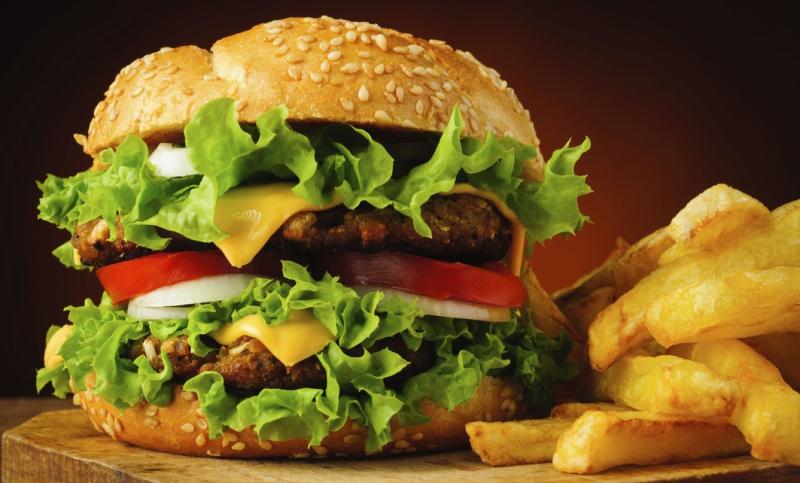 Proyecto de Ley busca  incluir a la comida rápida en la Ley de Alimentación Saludable
