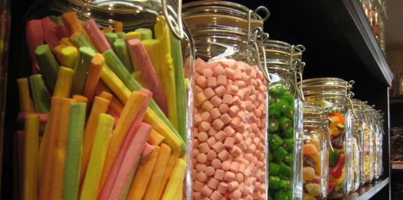 Reino Unido quiere prohibir la venta de dulces para reducir la obesidad infantil