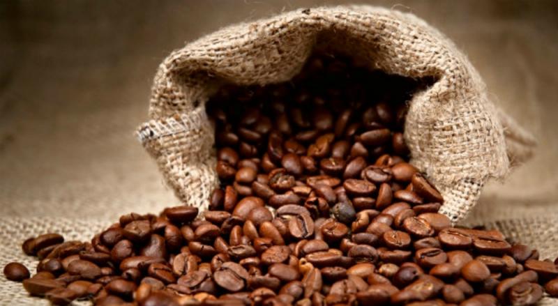 Se reduce ligeramente el volumen de exportación de café peruano en grano, pero mejora su valor económico