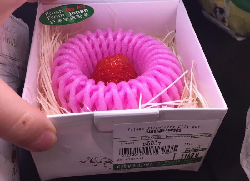 Supermercado de Hong Kong vende fresas con envases de lujo a US$ 21 la unidad
