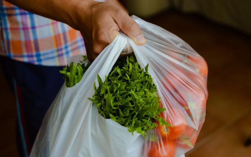 Supermercado inició el cobro de bolsas biodegradables para cargar las compras