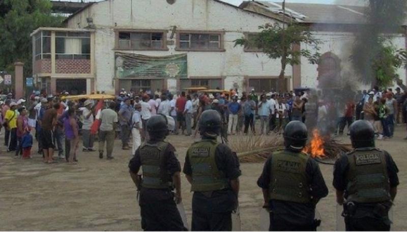 Violentos enfrentamientos se registran en Tumán por continuidad del directorio de azucarera