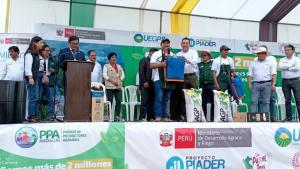 Agro Rural entrega 2.905 kilos de semillas de pastos cultivados a productores agropecuarios de Cajamarca