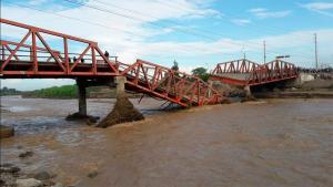 Agroexportadores demoran ocho horas de Virú a Trujillo por caída de puente