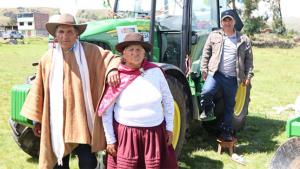 Agroideas entrega 4 tractores y bienes agrícolas a 8 organizaciones agrarias de Ayacucho