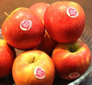 China: falsifican etiquetas en las frutas para hacerla pasar por importaciones de alta calidad