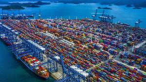 China informa de nuevos brotes de Covid cerca de puertos