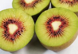 China quiere popularizar su peculiar kiwi de corazón rojo