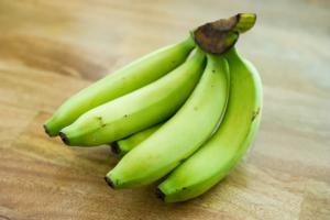 Comer una banana verde al día podría evitar el cáncer, sugiere estudio