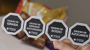 Congreso aprobó el uso permanente de octógonos adhesivos en alimentos y bebidas importadas
