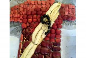 Hoy presentan una bandera nacional y camiseta rojiblanca hechas de frutas