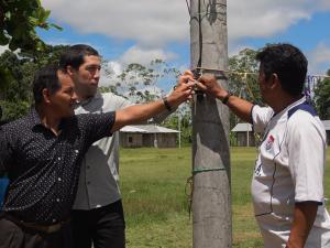 Palmicultora Ocho Sur reconecta energía eléctrica del Centro Poblado Unión Progreso