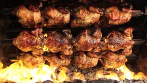 Peruanos consumen pollo a la brasa en promedio dos veces al mes