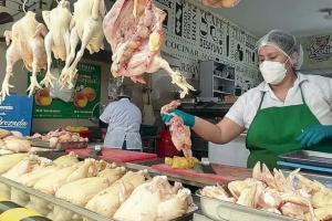 Precio del pollo disminuye al superarse factores negativos como la gripe aviar