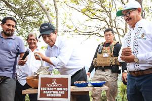 Presidente Castillo inspeccionó proceso de riego tecnificado para producción de café