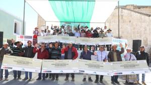 Sierra Azul entrega cheques a Núcleos Ejecutores para construcción de 45 qochas en Arequipa