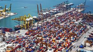 Transporte marítimo mundial de contenedores podría reducirse un 30%
