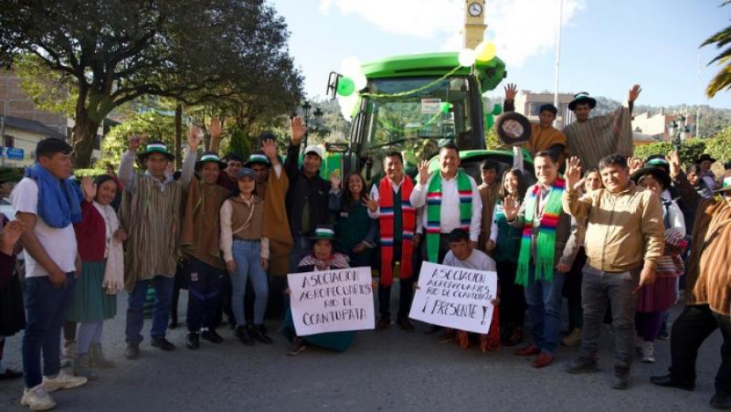 Agroideas entrega 4 tractores, un sistema de riego y un cami