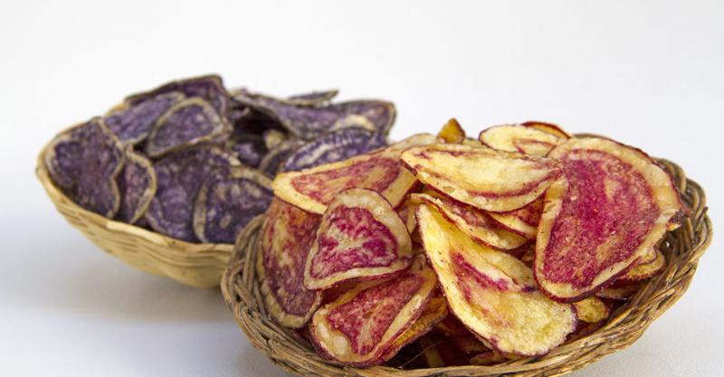Agropía lanza marca propia de chips rojos y azules