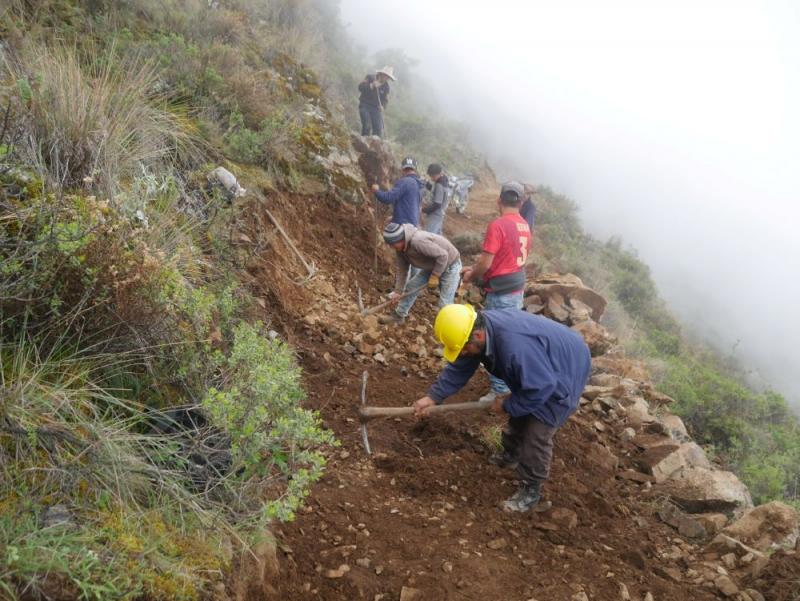 Áncash: agricultores hacen su propia carretera con palanas y picos para llegar a lagunas en medio de sequía