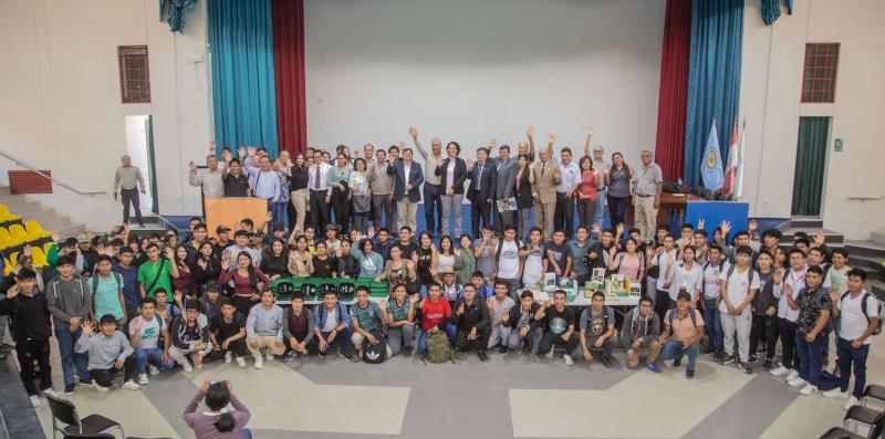 BASF Peruana dona libros y microscopios a la Biblioteca de la Universidad Hermilio Valdizán de Huánuco