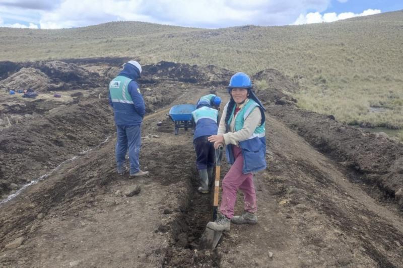 Casi un centenar de madres trabajan en la siembra y cosecha de agua