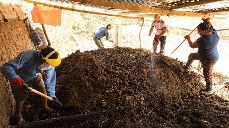 Certifican a productores de seis regiones como técnicos en elaboración de abono orgánico para suelos agrarios