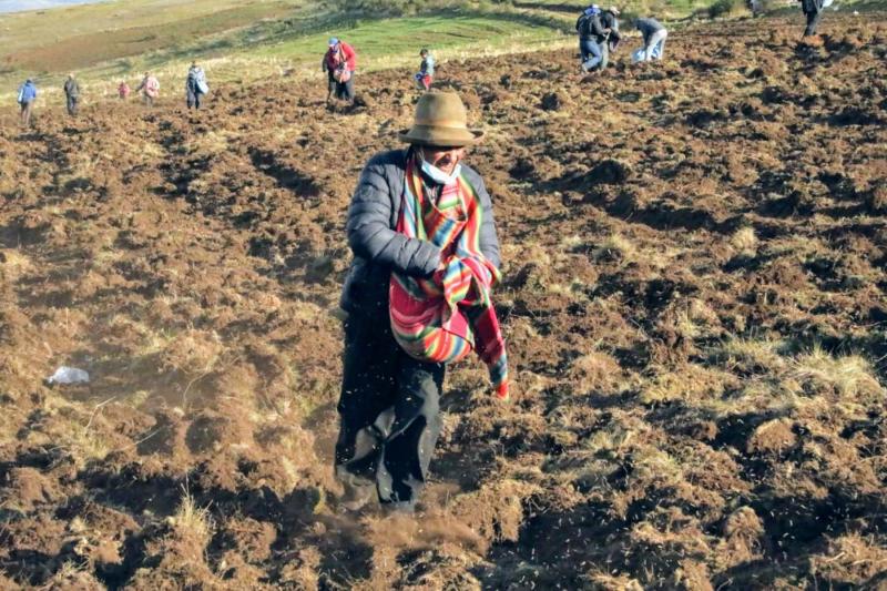 Cusco: firman convenio para para labores de limpieza y mantenimiento de 34 canales de riego