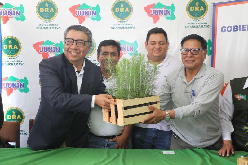 DRA Junín y ElectroCentro firman convenio para producir un millón de plantones forestales