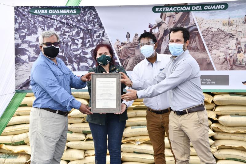 Entregan ocho certificaciones orgánicas de guano de las islas que potencia cadenas productivas de agricultura familiar